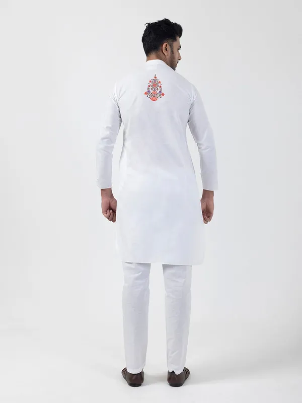 White_Mandarin_Collar_Ethnic_Motifs_Printed_Kurta_Pyjama_Set_For_Men