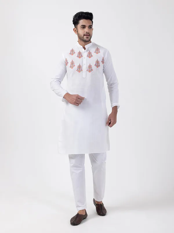 White_Mandarin_Collar_Ethnic_Motifs_Printed_Kurta_Pyjama_Set_For_Men