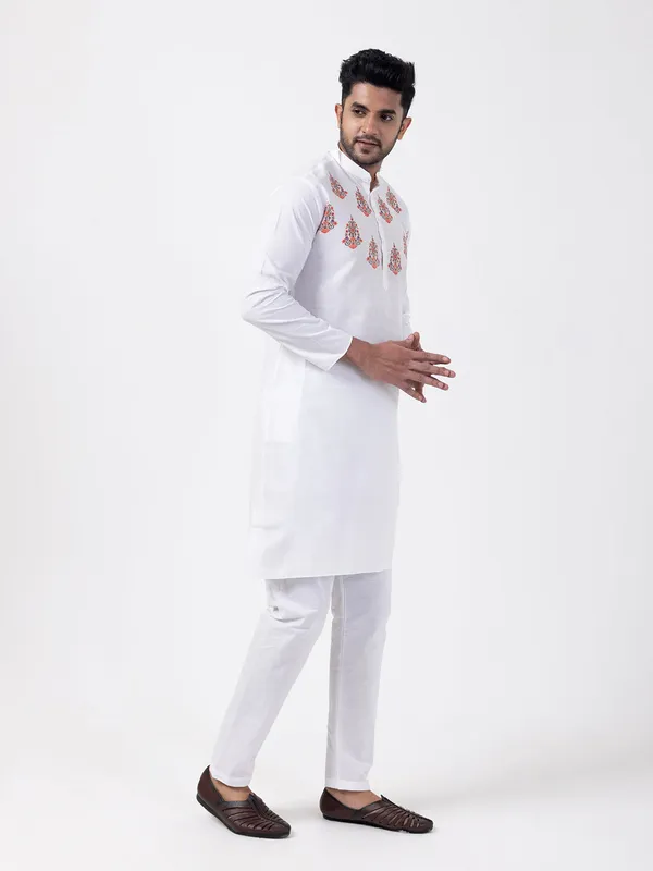 White_Mandarin_Collar_Ethnic_Motifs_Printed_Kurta_Pyjama_Set_For_Men