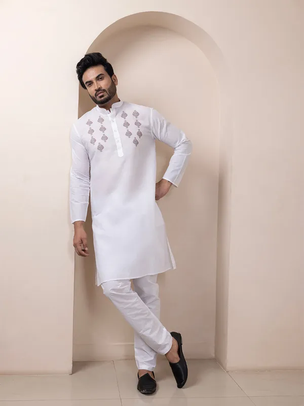 White_Ethnic_Motifs_Printed_Kurta_Pyjama_Set_For_Men