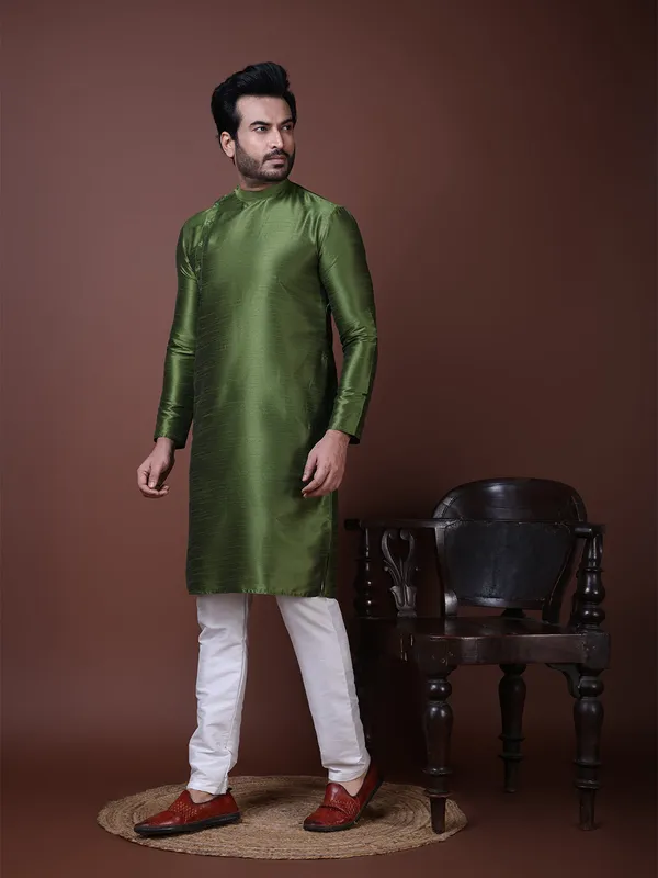 Green_Solid_Festive_Straight_Kurta_With_Pyjama_Set_For_Men