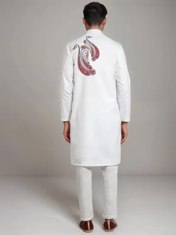 White_Side_Placket_Printed_Kurta_With_Pyjama_Set_For_Men