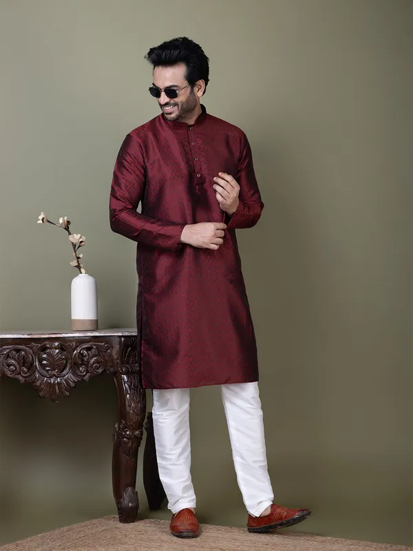 Maroon_Geometric_Woven_Design_Mandarin_Collar_Straight_Kurta_With_Pyjama_For_Men
