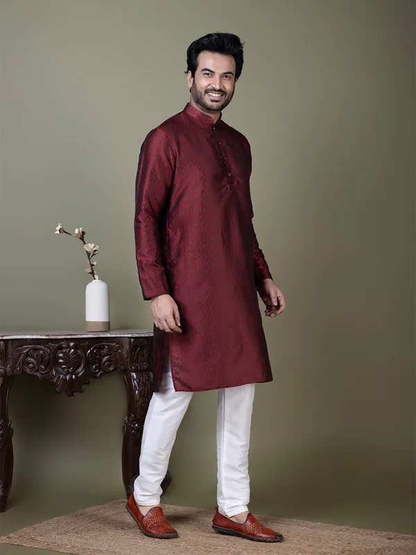 Maroon_Geometric_Woven_Design_Mandarin_Collar_Straight_Kurta_With_Pyjama_For_Men