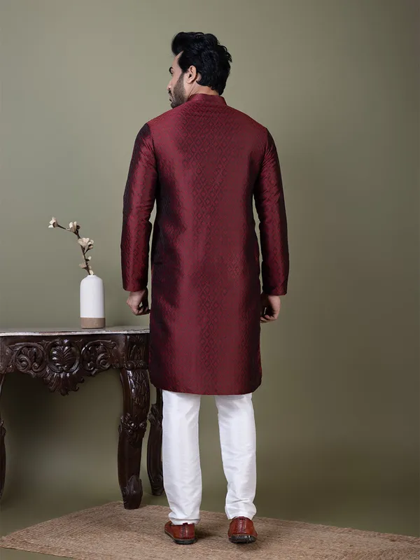 Maroon_Geometric_Woven_Design_Mandarin_Collar_Straight_Kurta_With_Pyjama_For_Men