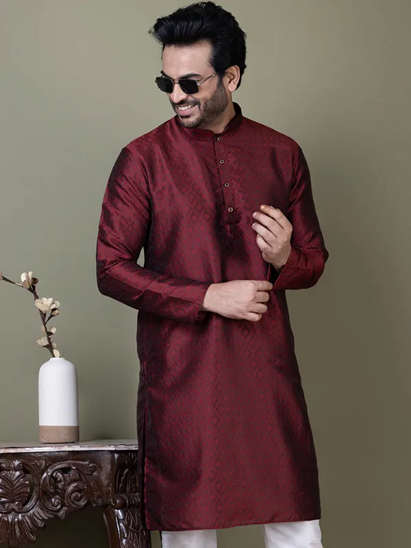 Maroon_Geometric_Woven_Design_Mandarin_Collar_Straight_Kurta_With_Pyjama_For_Men