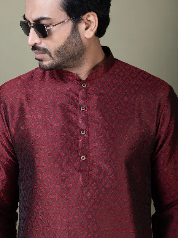 Maroon_Geometric_Woven_Design_Mandarin_Collar_Straight_Kurta_With_Pyjama_For_Men
