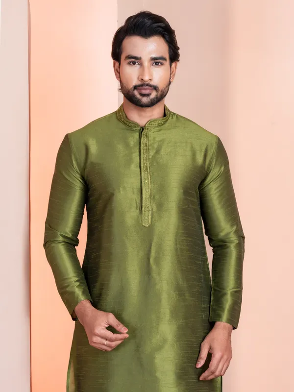 Men_Embroidered_Green_Kurta