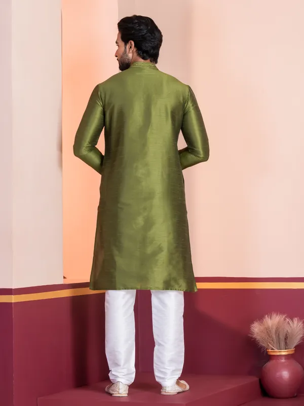 Men_Embroidered_Green_Kurta