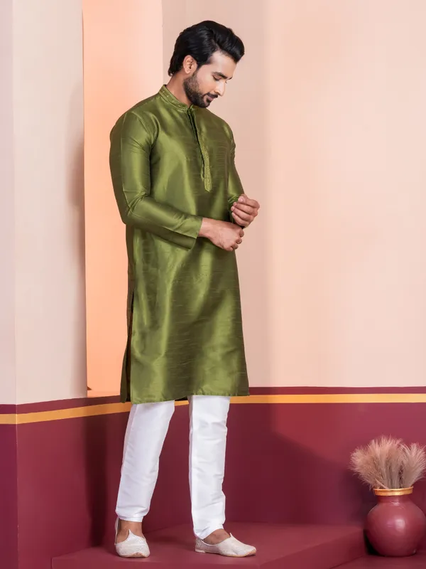 Men_Embroidered_Green_Kurta