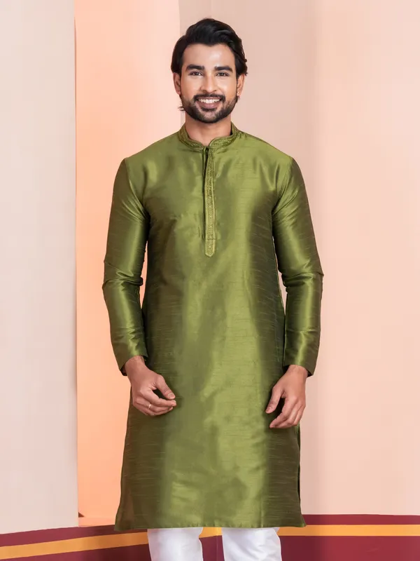 Men_Embroidered_Green_Kurta