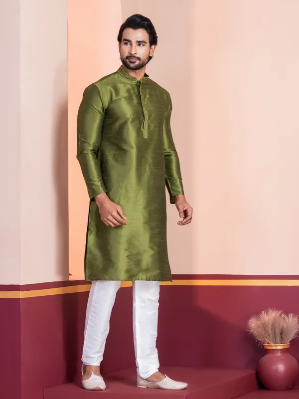 Men_Embroidered_Green_Kurta