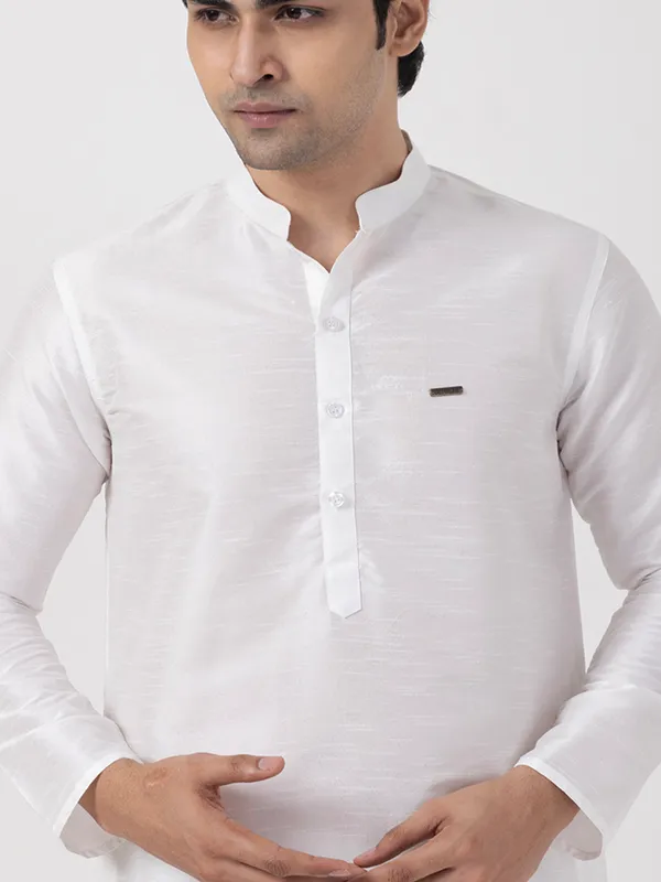 Men_Silk_Woven_White_Kurta