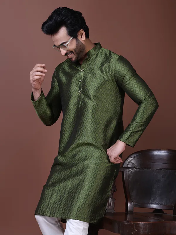 Men_Woven_Olive-Green_Kurta
