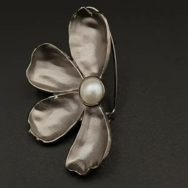 4_Petal_Floral_Charm_Stud_Earrings(Black)