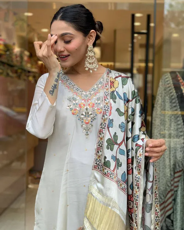 Off_White_Premium_Chanderi_Embroidered_3-Piece_Kurta_Set_With_Dupatta_&_Pant_Suitable_for_Girls_and_Women