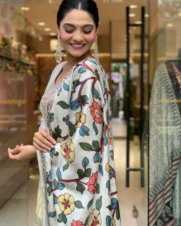 Off_White_Premium_Chanderi_Embroidered_3-Piece_Kurta_Set_With_Dupatta_&_Pant_Suitable_for_Girls_and_Women