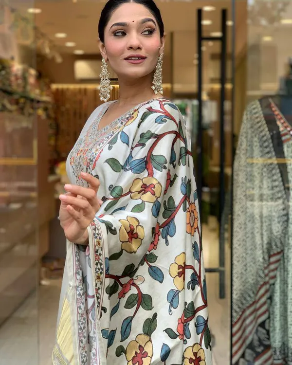 Off_White_Premium_Chanderi_Embroidered_3-Piece_Kurta_Set_With_Dupatta_&_Pant_Suitable_for_Girls_and_Women