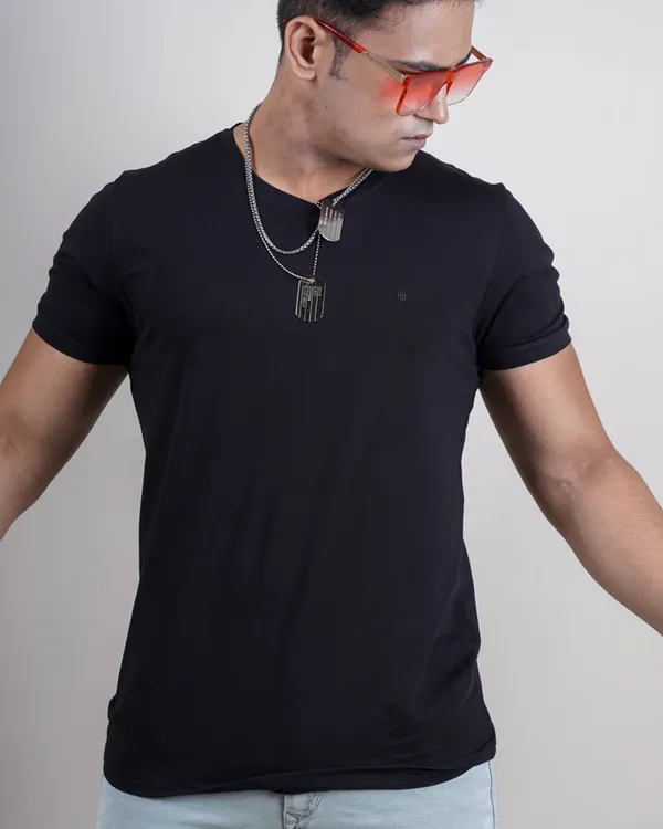 Black_Plain_Premium_&_Elegant_Round_Neck_T-Shirt_For_Men