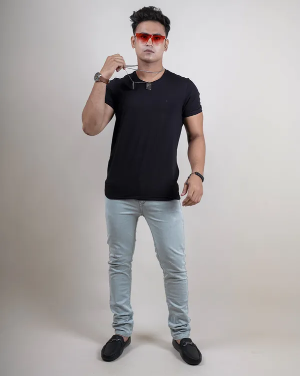 Black_Plain_Premium_&_Elegant_Round_Neck_T-Shirt_For_Men