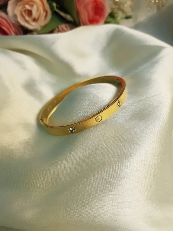 Gold_Elegant_Design_Love_Cartier_Bracelet_For_Women