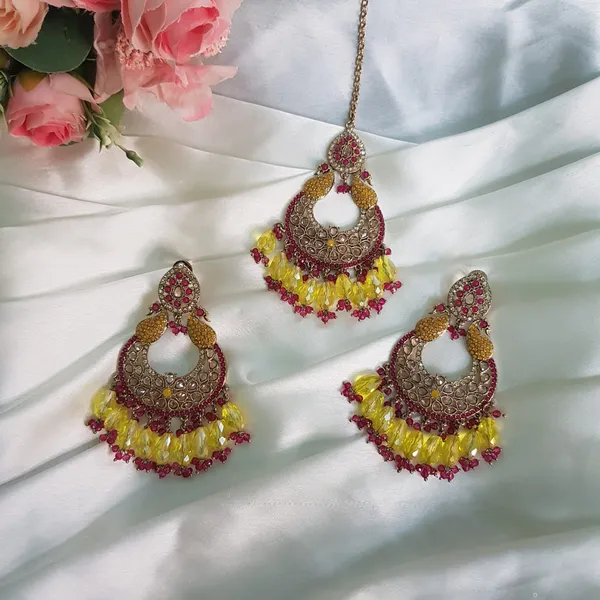 Yellow_Elegant_Design_Mangtika_Set_For_Women