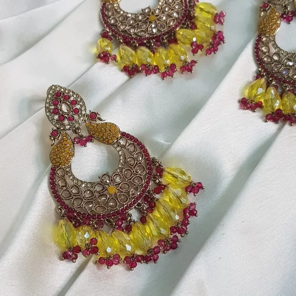 Yellow_Elegant_Design_Mangtika_Set_For_Women