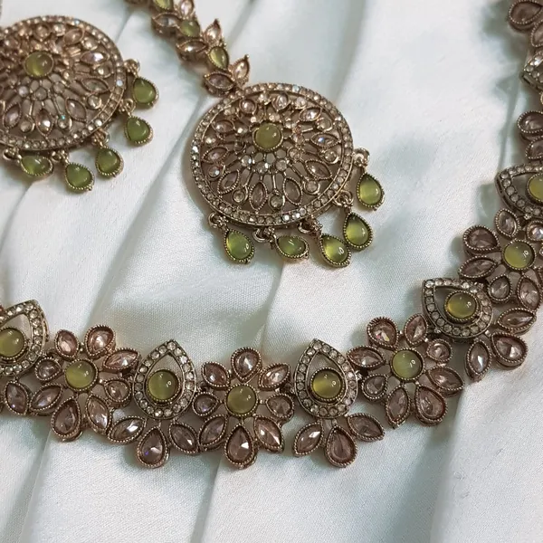 Green_Elegant_Design_Reverse_AD_Mehndi_Necklace_With_Maang_Tikka_Set_For_Women