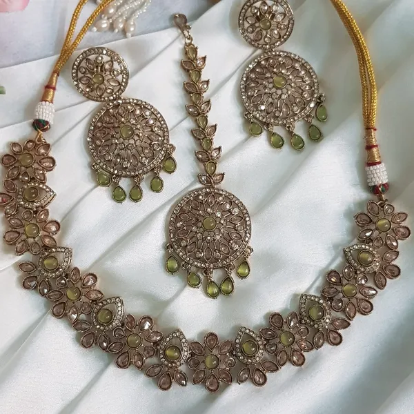 Green_Elegant_Design_Reverse_AD_Mehndi_Necklace_With_Maang_Tikka_Set_For_Women