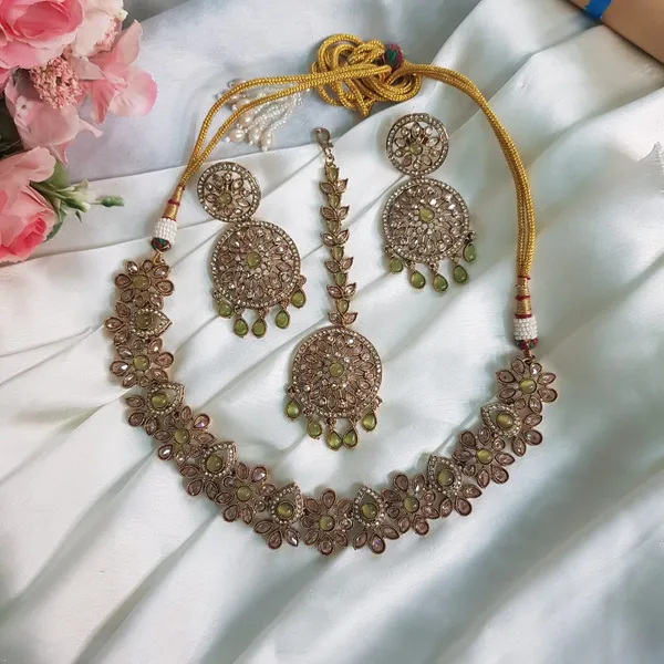 Green_Elegant_Design_Reverse_AD_Mehndi_Necklace_With_Maang_Tikka_Set_For_Women