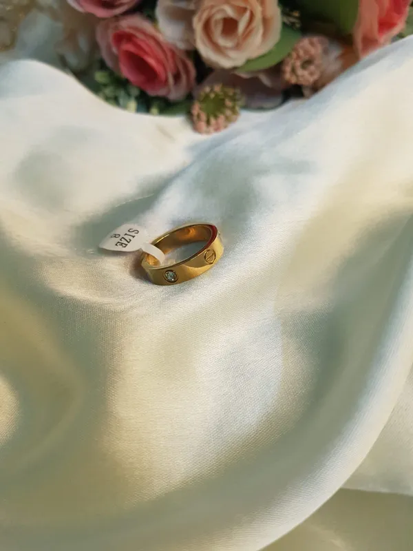 Gold_Elegant_Design_Love_Ring_For_Women