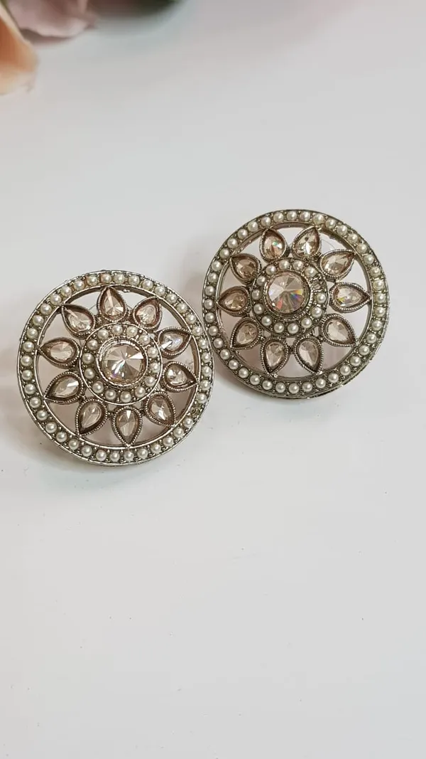 Off_White_Pearl_Kundan_Stone_Round_Stud