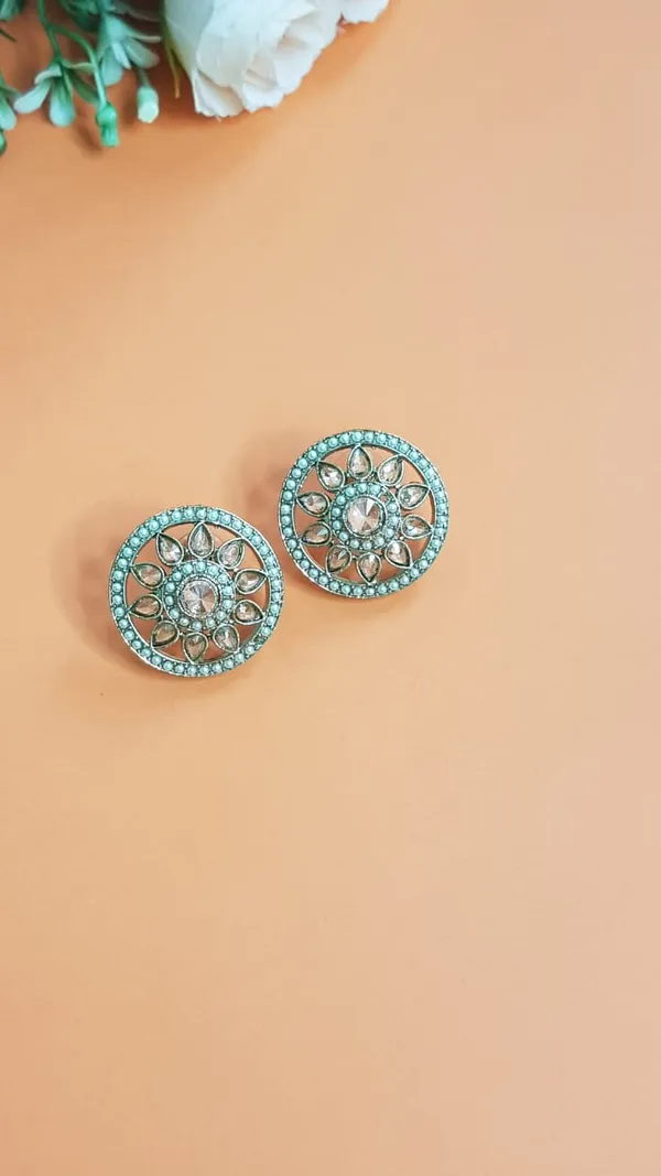 Off_White_Pearl_Kundan_Stone_Round_Stud