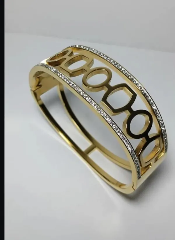 Gold_Elegant_Design_Geometric_Bracelet_For_Women