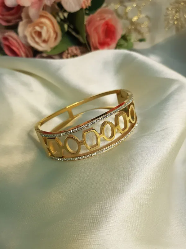 Gold_Elegant_Design_Geometric_Bracelet_For_Women