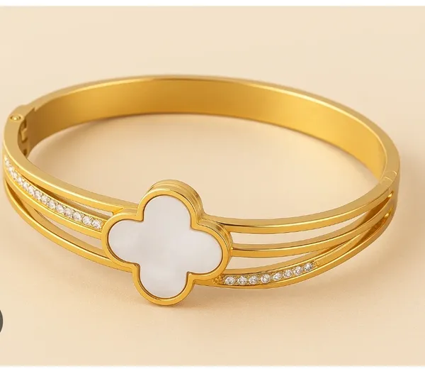 White_Elegant_Design_Clover_Charm_Bracelet_For_Women