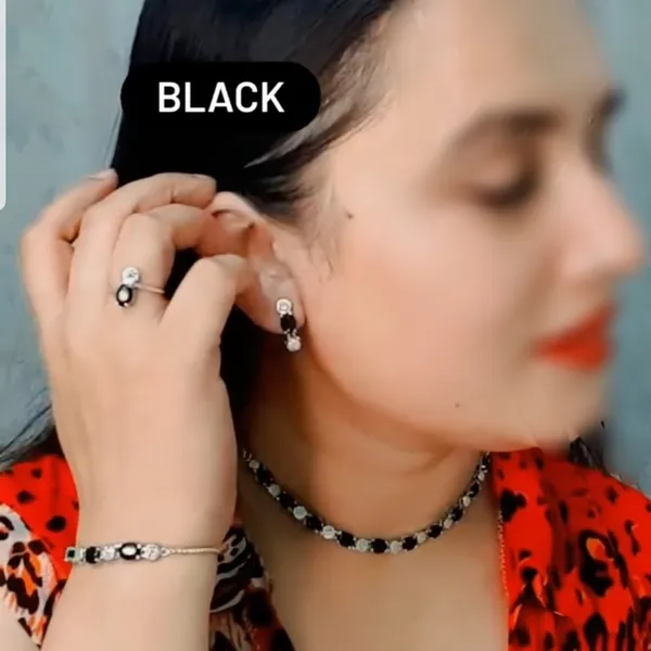 Black_Elegant_Design_Necklace_Set_For_Women