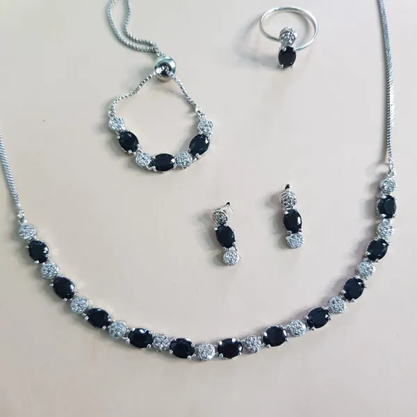 Black_Elegant_Design_Necklace_Set_For_Women