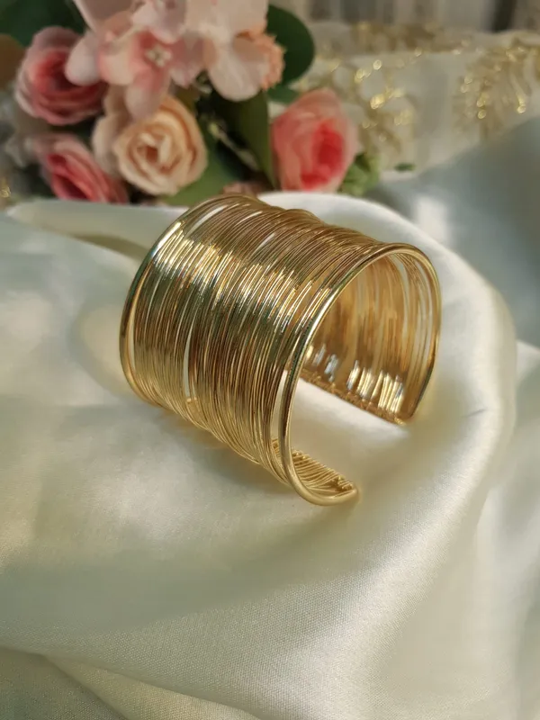Gold_Elegant_Design_Cuff_Bracelet_For_Women