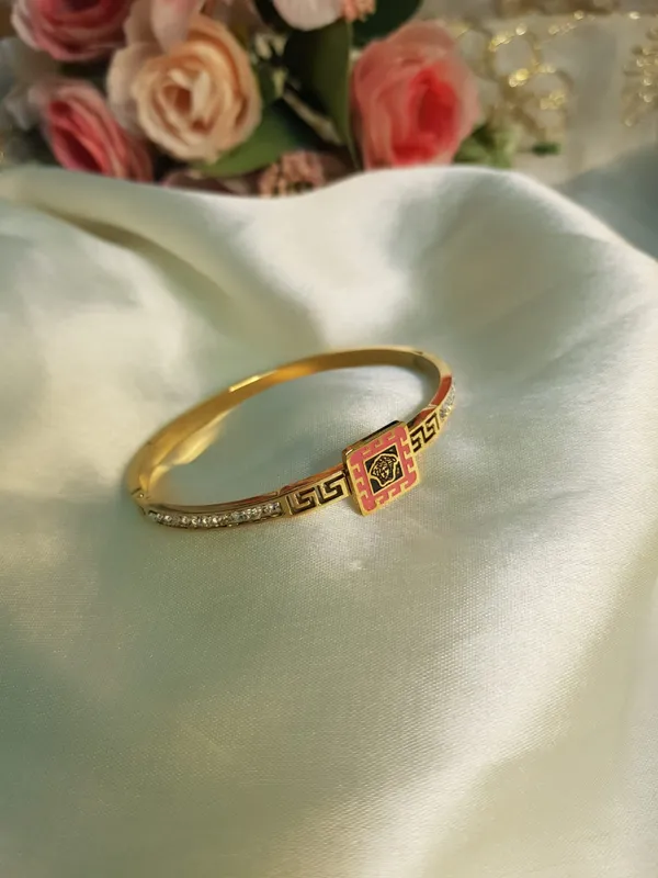 Gold_Elegant_Design_Versace_Bracelet_For_Women