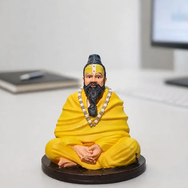Premanand_Maharaj_Idol_Resin_Statue_for_Car_Dashboard_Home_Temple_Pooja_Room_Decor_Hand_Painted_Spiritual_Guru_Murti_for_Meditation_Space_Religious_Gift_Yellow_Saffron_Robe