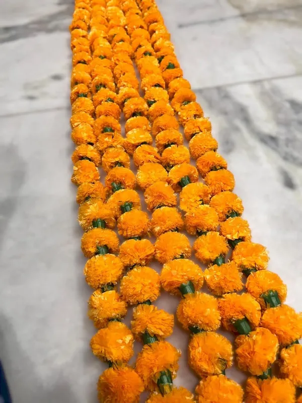 Light_Orange_Artificial_Garland_Real_Looking_Toran_For_Decoration__(_4Ft_)