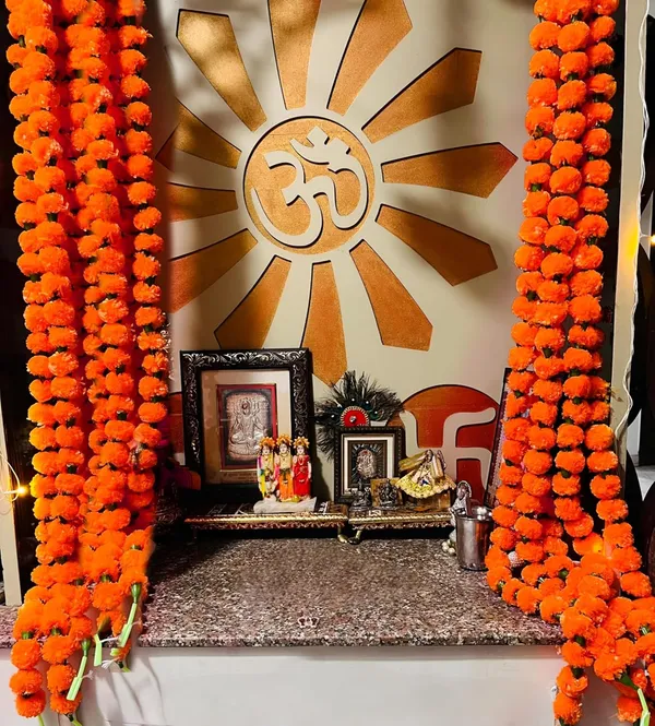 Orange_Artificial_Garland_Genda_Phool_Toran_For_Home_Decoration__(_4Ft_)