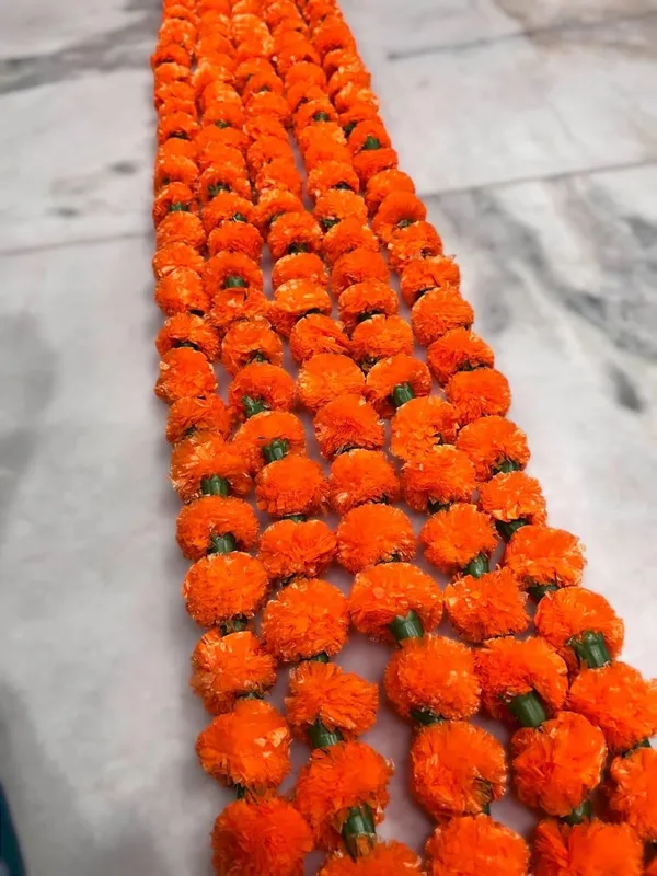 Orange_Artificial_Garland_Genda_Phool_Toran_For_Home_Decoration__(_4Ft_)