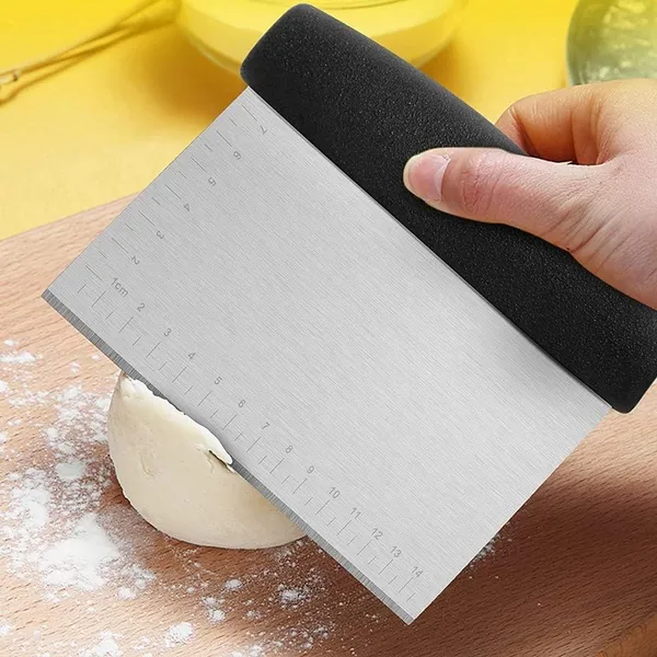 Black_Stainless_Steel_Dough_Bench_Scraper_And_Cake_Cutter_Multi-Purpose_Kitchen_Baking_Tool_With_Measurement_Scale_Handle