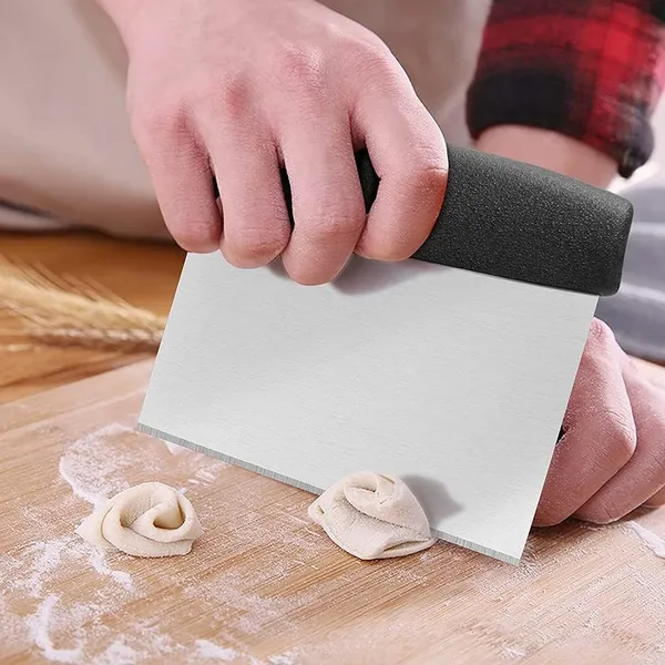 Black_Stainless_Steel_Dough_Bench_Scraper_And_Cake_Cutter_Multi-Purpose_Kitchen_Baking_Tool_With_Measurement_Scale_Handle