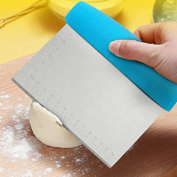 Blue_Stainless_Steel_Dough_Bench_Scraper_And_Cake_Cutter_Multi-Purpose_Kitchen_Baking_Tool_With_Measurement_Scale_Handle