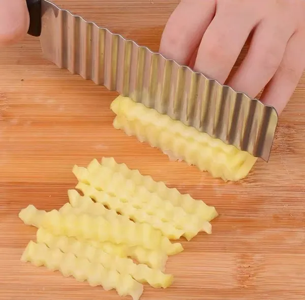 Silver_Stainless_Steel_Crinkle_Cut_Knife_Wavy_Blade_Vegetable_Chopper_For_Potato_Carrot_And_Salad_Handle