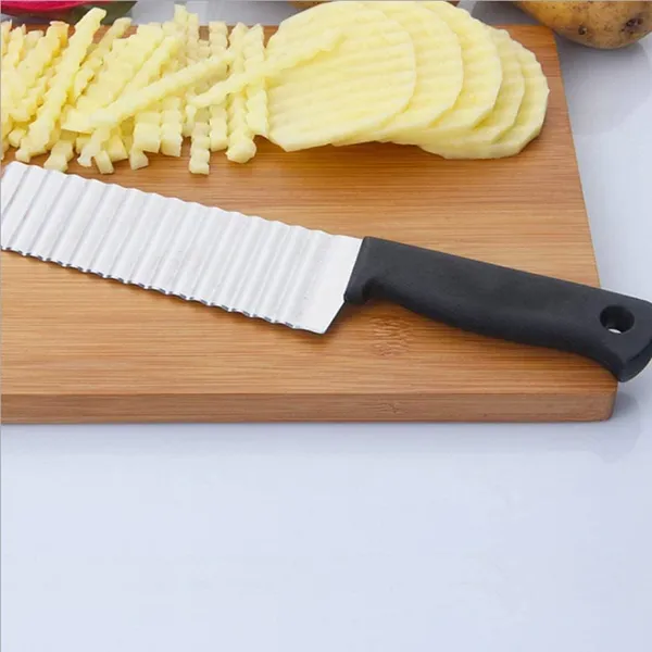 Silver_Stainless_Steel_Crinkle_Cut_Knife_Wavy_Blade_Vegetable_Chopper_For_Potato_Carrot_And_Salad_Handle