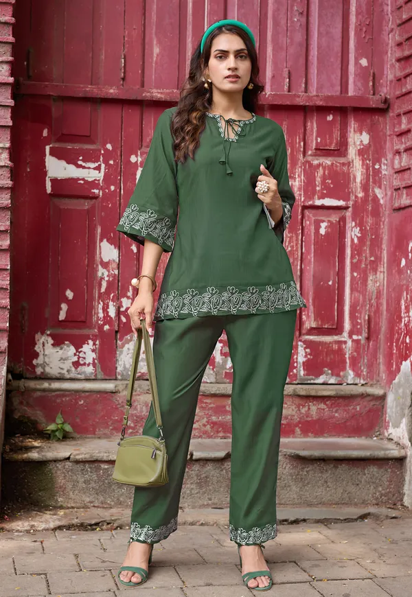 Green_Viscos_Rayon_Threadwork_Kurta_With_Trouser_Co-Ords_For_Women-CLASSIC